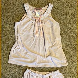 Girls pajama set from American girl. Doesn’t come with matching doll set! Medium